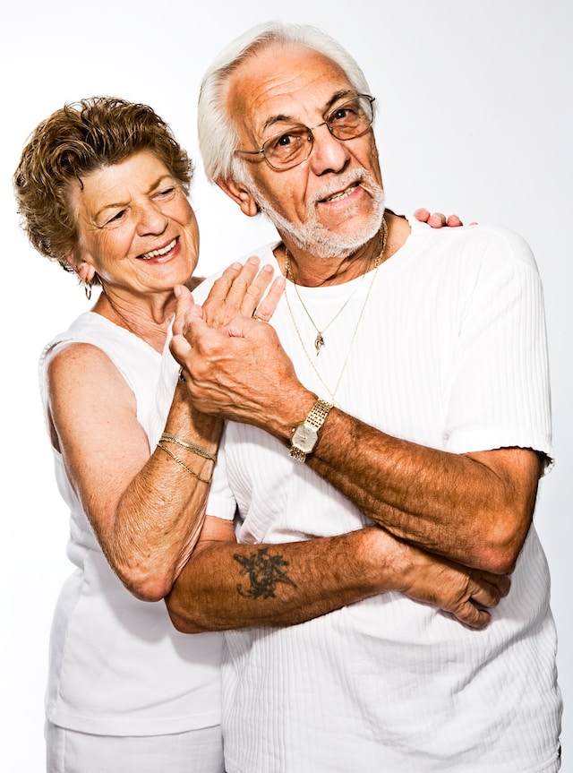 ett lyckligt äldre par som kan behålla sin vardag med hjälp av hemtjänst